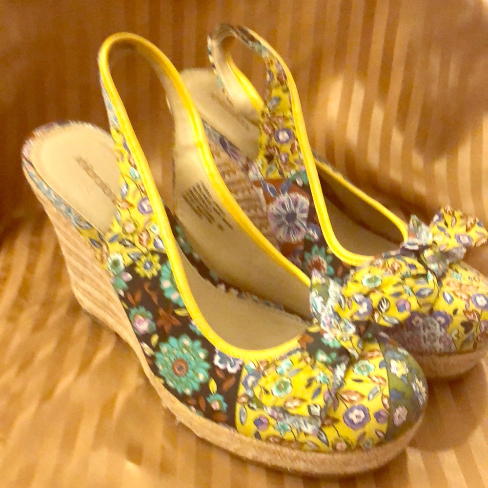 Floral wedge shoes